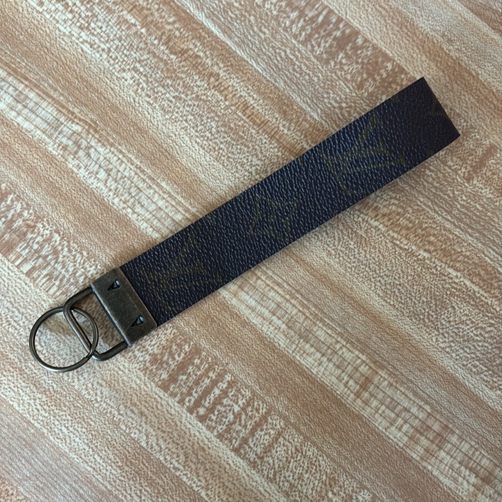 LV Keychain & Keyring - Picture 3 of 4